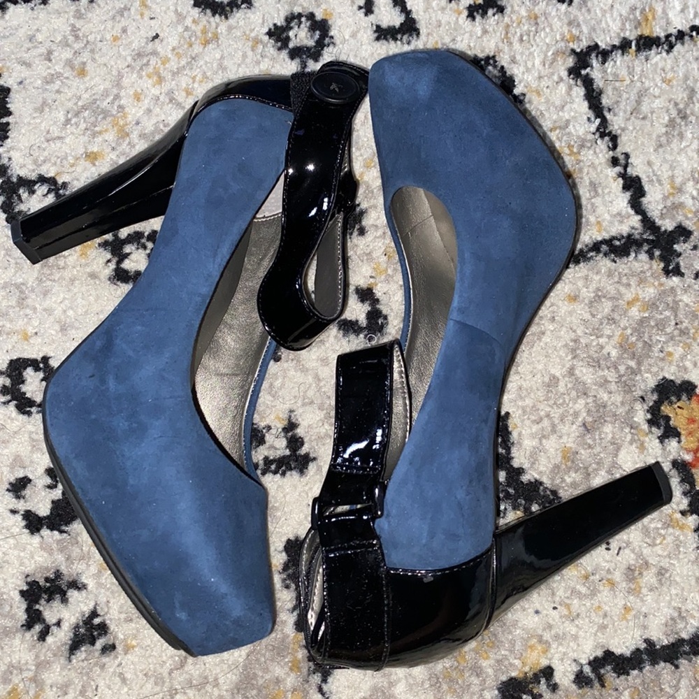 NEW Me Too navy and black heels size 9